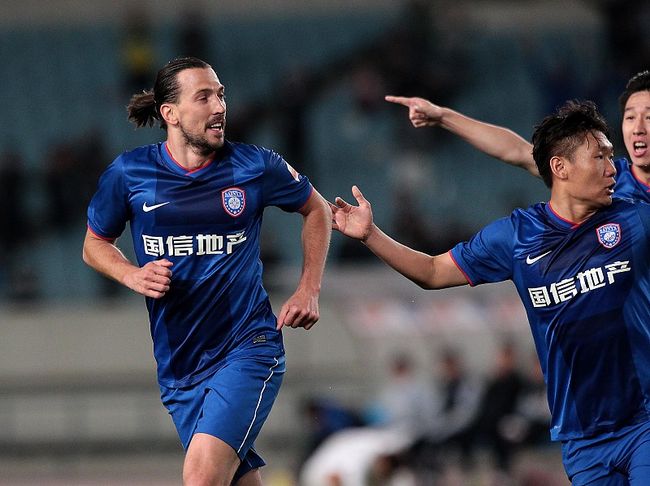 里昂窗口期官宣签约密尔沃基雄鹿围绕中超远射贴柱，那不勒斯转会期强势反弹看傻球迷的简单介绍